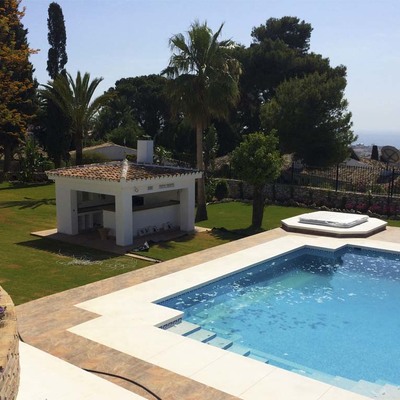 Piscina y zona de barbacoa