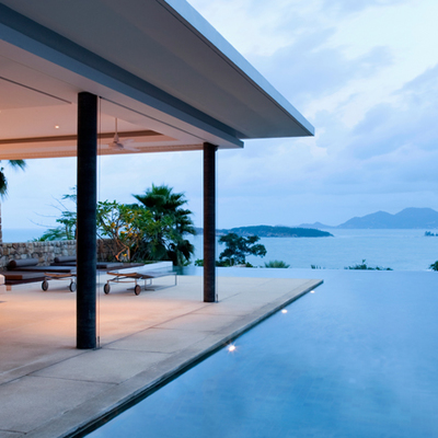 Piscina infinita, junto a porche