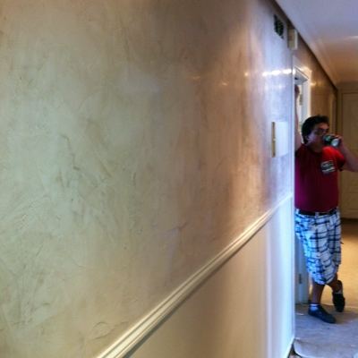 plastico liso en la parte baja del socalo y estuco mitiko parte alta