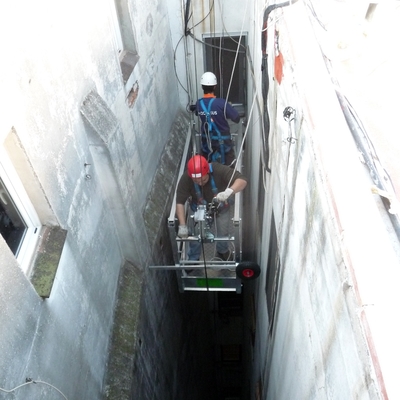 Plataforma colgante de elevación manual para patio de luces