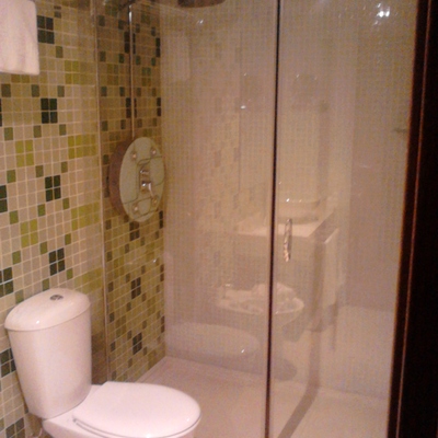 Plato ducha  , columna  hidromasaje y mampara cristal