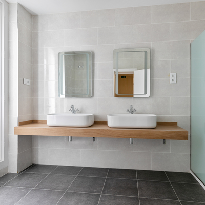 Baño con lavabos de apoyo sobre encimera