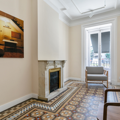 Salón con mosaico hidráulico y chimenea de mármol