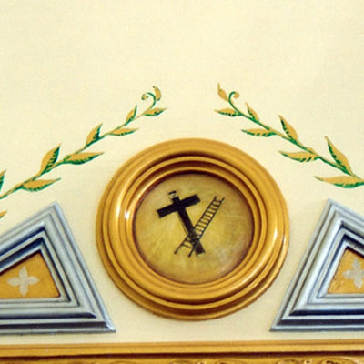 Policromía y detalle simbólico religioso.