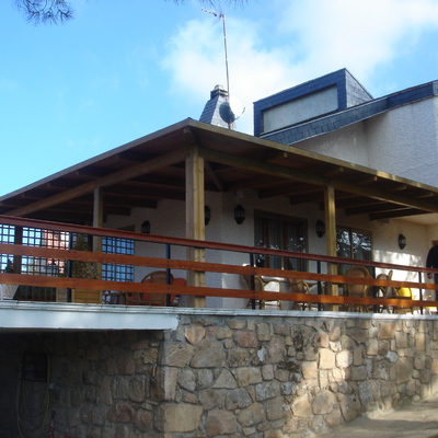 Porche adosado techado con teja canadiense