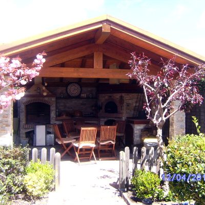 porche en madera,chimenea y barbacoa