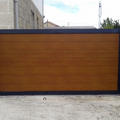 Portal corredera de aluminio lamas lacado madera y marco lacado gris