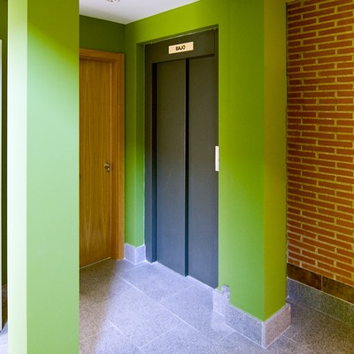 Portal edificio de viviendas