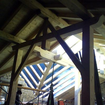 Pórtico en madera para soporte de cumbrera y correas.