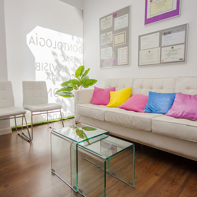 Recepción con mucha luz y color