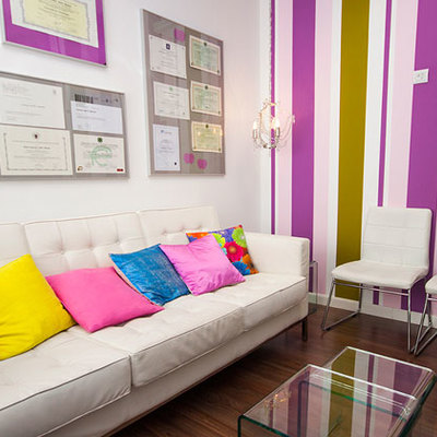 Recepción con pared y complementos a todo color