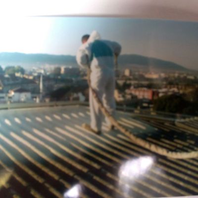 Proyeccion de espuma sobre tejado