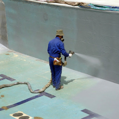 Proyección de Poliurea AM-100 en piscina.