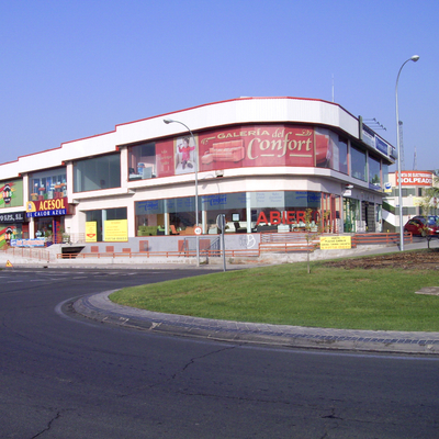 Proyecto, dirección y ejecución de complejo comercial.