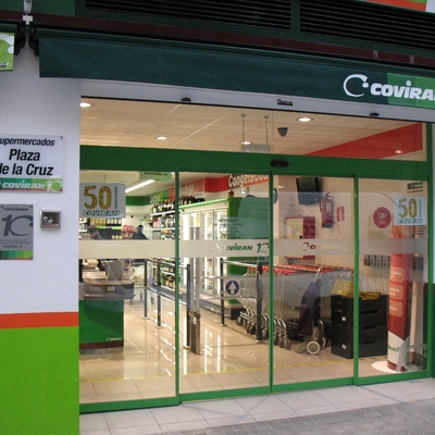 puerta automatica de cristal con persiana