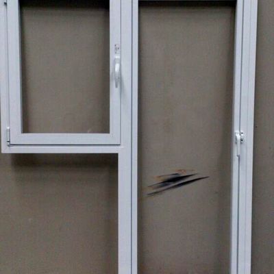 Puerta bandera de una hoja unida a ventana de una hoja oscilobatiente sin persiana. 