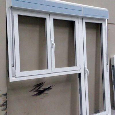 Puerta bandera unida a ventana de dos hojas con persiana. 