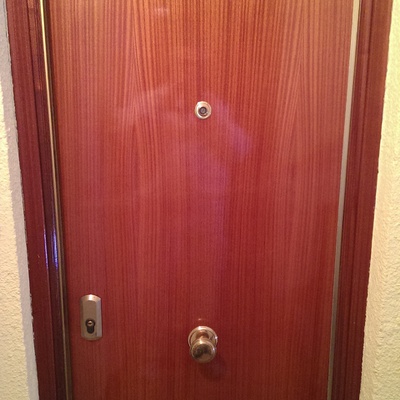  Puerta blindada barnizada con brillo de Barco