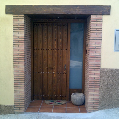 PUERTA CALLE CON FIJO LATERAL