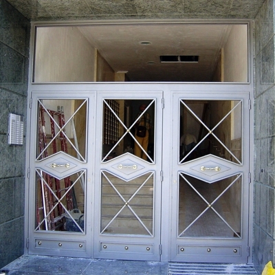 Puerta con acceso para minusvalidos motorizada