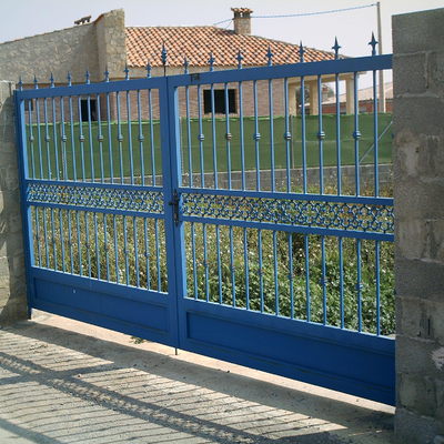 PUERTA ABATIBLE DE HIERRO