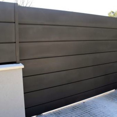 Puerta corredera de chapa plegada