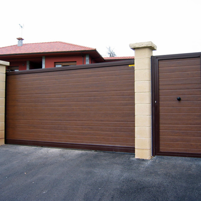 Puerta corredera más peatonal