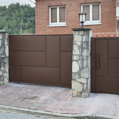 Puerta corredera mas puerta peatonal modelo Tetris