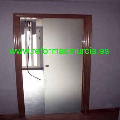 Puerta corredera oculta