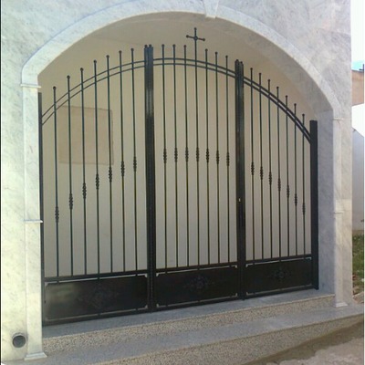 Puerta de cementerio