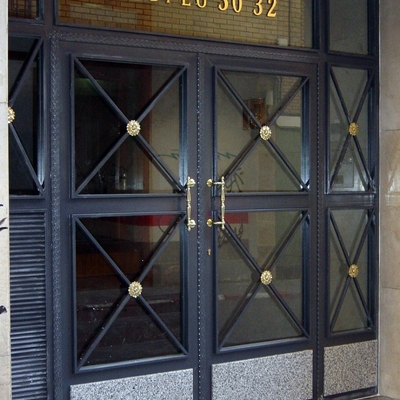 Puerta de comunidad con zócalo de marmol