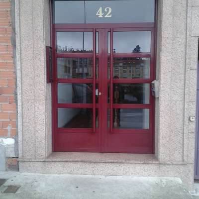 puerta de entrada a edificio de viviendas