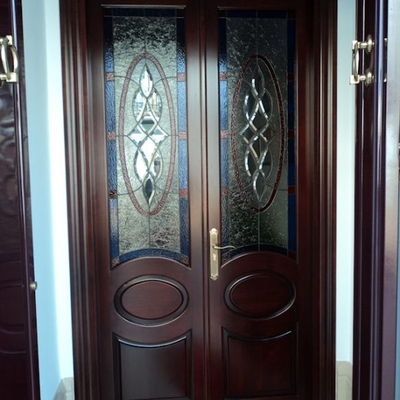 Puerta de entrada con cristales de vidriera.