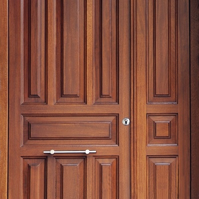 Puerta de entrada de iroko 