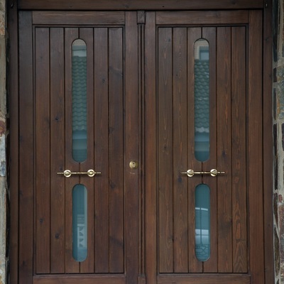 Puerta de entrada de madera maciza