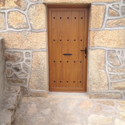 Puerta de entrada de una hoja en roble dorado