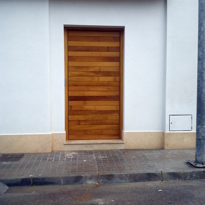 Puerta de entrada en madera de Yroco.