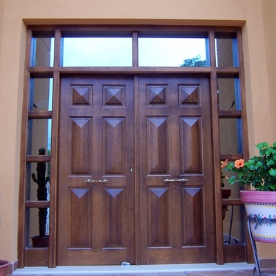 Puerta de entrada en pino melis macizo tintado en color nogal.  