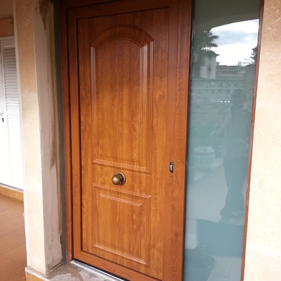 Puerta de entrada en PVC.