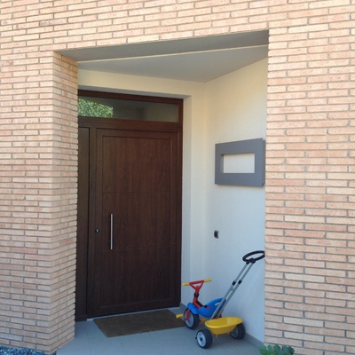 Puerta de entrada PVC/Porta d'entrada PVC.