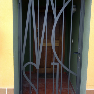 Puerta de forja hecha a fragua