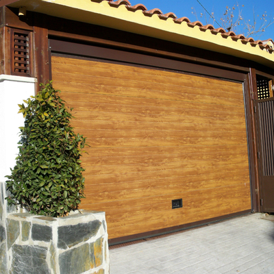 puerta de garaje seccional madera