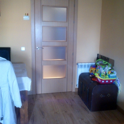 puerta de haya con grecas oscuras