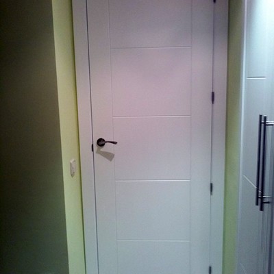 Puerta de paso Lacada