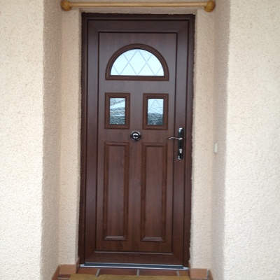 Puerta de Pvc nogal con 3 vidrios emplomado
