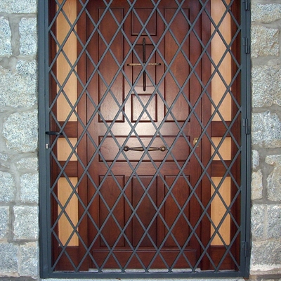 PUERTA DE REJA EN ROMBO