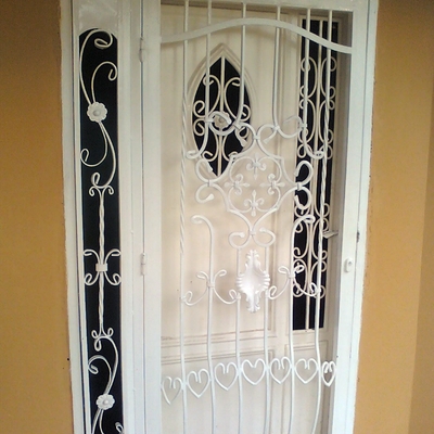 Puerta de seguridad con diseño- Entrada.