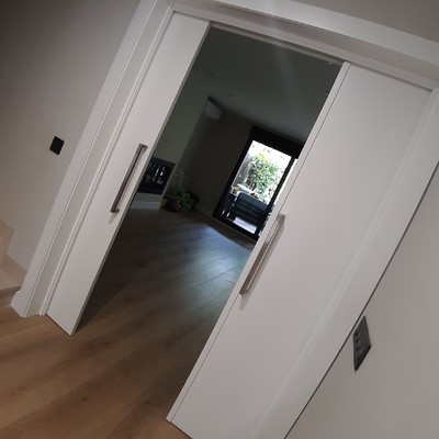 Puerta doble corredera.