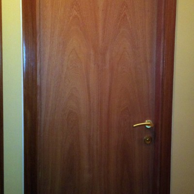 puerta en cedro veta normal 245€