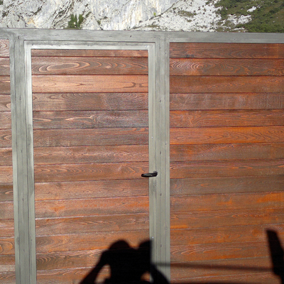 Puerta en forja chapeada en madera de castaño envejecida